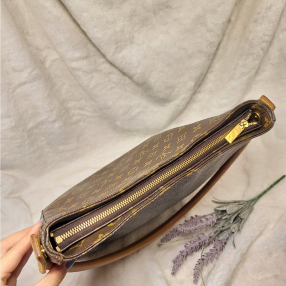 Authentic Louis Vuitton Looping GM shoulder bag tote - Picture 4 of 16